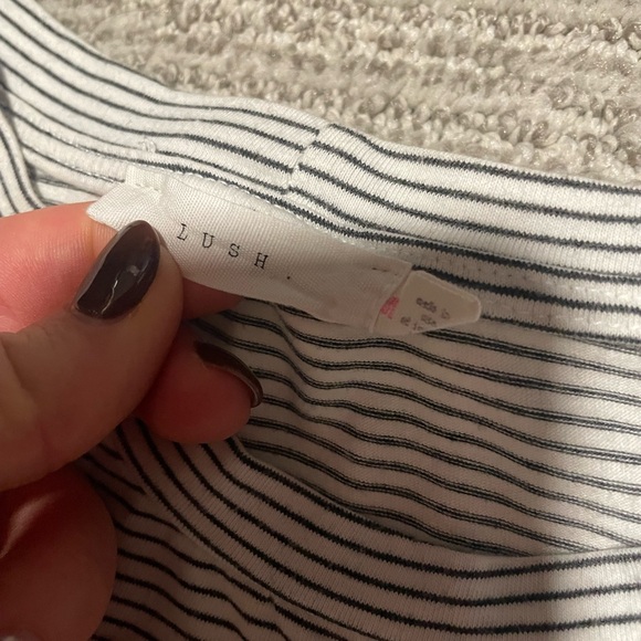 Lush Women’s Medium Crop Top T-Shirt - Picture 2 of 2